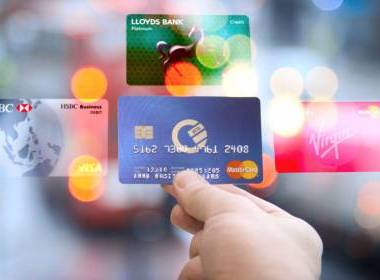 50,000 khách hàng chờ đợi nhận thẻ Curve Mastercard - Máy in thẻ nhựa, máy dập nổi, đầu đọc thẻ nhựa