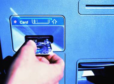 Bạn biết gì về thủ thuật ăn cắp thông tin thẻ tại cây ATM của tội phạm - Máy in thẻ nhựa, máy dập nổi, đầu đọc thẻ nhựa
