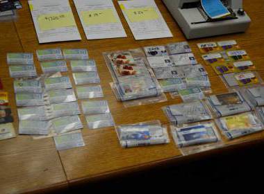 Cảnh sát Anh triệt phá nhà máy thẻ tín dụng giả - Máy in thẻ nhựa, máy dập nổi, đầu đọc thẻ nhựa