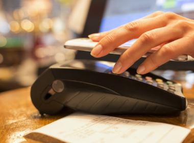 Mastercard thử nghiệm thanh toán không tiếp xúc với điện thoại - Máy in thẻ nhựa, máy dập nổi, đầu đọc thẻ nhựa