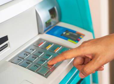 Một người đàn ông Florida bị bắt vì 'đánh' cây ATM - Máy in thẻ nhựa, máy dập nổi, đầu đọc thẻ nhựa