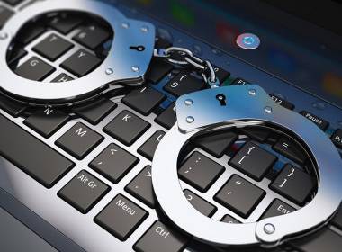 Mỹ truy tố 36 đối tượng tội phạm mạng gây thiệt hại 530 triệu $ - Máy in thẻ nhựa, máy dập nổi, đầu đọc thẻ nhựa