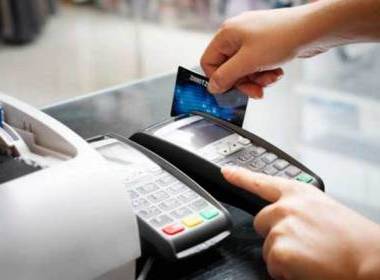 Người Việt đã bớt lệ thuộc hơn vào tiền mặt - Máy in thẻ nhựa, máy dập nổi, đầu đọc thẻ nhựa