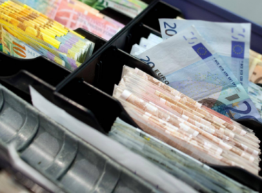 Tiền mặt vẫn chiếm ưu thế tại Châu Âu - Máy in thẻ nhựa, máy dập nổi, đầu đọc thẻ nhựa