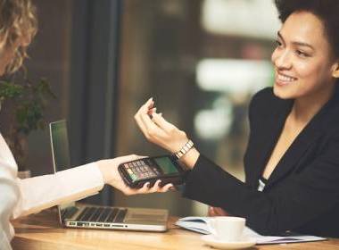 Westpac đầu tư thiết kế thiết bị đeo thanh toán PayWear - Máy in thẻ nhựa, máy dập nổi, đầu đọc thẻ nhựa