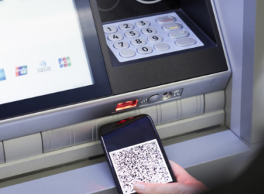 Ngân hàng VTB ra mắt tính năng rút tiền mặt không tiếp  - Máy in thẻ nhựa, máy dập nổi, đầu đọc thẻ nhựa