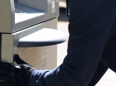 Cảnh sát Florida truy lùng băng nhóm cướp tại ATM - Máy in thẻ nhựa, máy dập nổi, đầu đọc thẻ nhựa