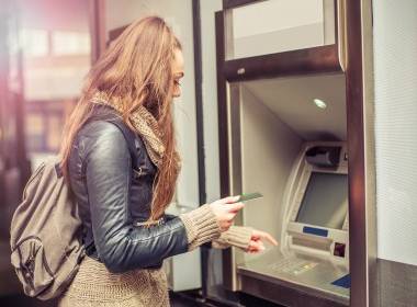Thị trường ATM sẽ tăng lên 50 tỷ USD vào năm 2032 - Máy in thẻ nhựa, máy dập nổi, đầu đọc thẻ nhựa