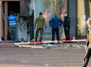 Nhóm tội phạm đánh cắp ATM bằng xe cẩu xúc xây dựng - Máy in thẻ nhựa, máy dập nổi, đầu đọc thẻ nhựa