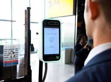 British Airway thử nghiệm nhận diện sinh trắc học - Máy in thẻ nhựa, máy dập nổi, đầu đọc thẻ nhựa