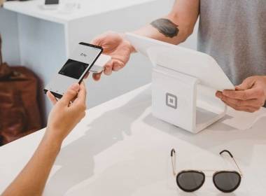 Ý: Thanh toán di động tại cửa hàng tăng 122% - Máy in thẻ nhựa, máy dập nổi, đầu đọc thẻ nhựa