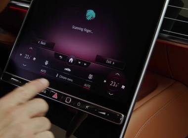 Mercedes cho phép lái xe xác thực thanh toán vân tay - Máy in thẻ nhựa, máy dập nổi, đầu đọc thẻ nhựa