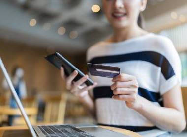 Thanh toán thẻ chiếm ưu thế trong không gian trực tuyến - Máy in thẻ nhựa, máy dập nổi, đầu đọc thẻ nhựa