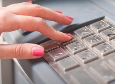 Top 5 phương thức giao dịch ngân hàng hàng đầu được ưa  - Máy in thẻ nhựa, máy dập nổi, đầu đọc thẻ nhựa