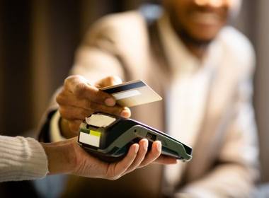 Thanh toán không tiếp xúc chiếm 27% giao dịch tại Anh - Máy in thẻ nhựa, máy dập nổi, đầu đọc thẻ nhựa